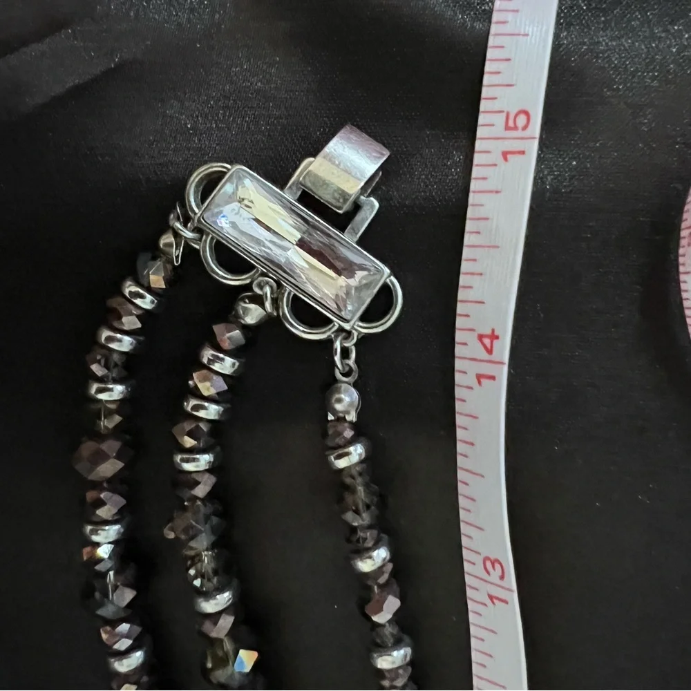 GUC- Iridescent beautiful 3 strand necklace with a fold over clasp. - Picture 5 of 8